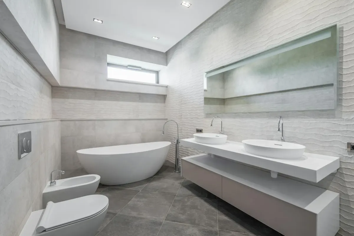 Moderne lichtgrijze badkamer met vrijstaand bad